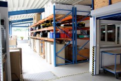 Gewerbeeinheit mit Regalanlage