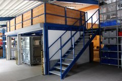 Gewerbeeinheit mit 2etagigem Regal