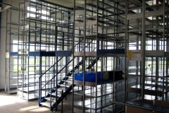 Regal im inneren der Gewerbeeinheit