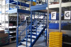 zweite Blaue Treppe im Regal