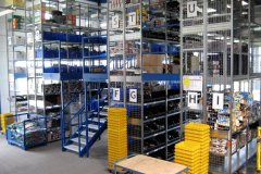 Regal in der Gewerbeeinheit