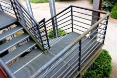Wohnungsaufgang mit Stahltreppe